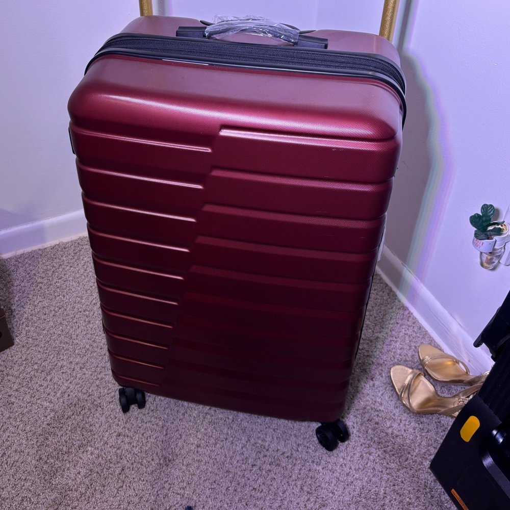 28 inch suitcase